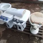 LOTE 070 - 03 VASOS SANITÁRIOS E 02 BIDÊS (NO ESTADO, NÃO SABEMOS SE FUNCIONA. LEILÃO NÃO TEM GARANTIA E NEM DEVOLUÇÃO).