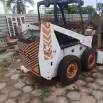 LOTE 058 - 01 TRATOR BOB CAT (NO ESTADO, NÃO SABEMOS SE FUNCIONA. LEILÃO NÃO TEM GARANTIA E NEM DEVOLUÇÃO).