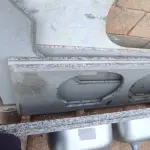LOTE 030 - 01 PIA EM MÁRMORE COM 2 CUBAS E PEDRAS EM MÁRMORE (NO ESTADO, NÃO SABEMOS SE FUNCIONA. LEILÃO NÃO TEM GARANTIA E NEM DEVOLUÇÃO).