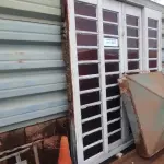 LOTE 060 - 01 PORTA DE FERRO E VIDRO E 01 COIFA EM FERRO (NO ESTADO, NÃO SABEMOS SE FUNCIONA. LEILÃO NÃO TEM GARANTIA E NEM DEVOLUÇÃO).