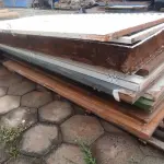LOTE 086 - 01 LOTE COM FOLHAS EM MADEIRA , PORTA DE FERRO (NO ESTADO, NÃO SABEMOS SE FUNCIONA. LEILÃO NÃO TEM GARANTIA E NEM DEVOLUÇÃO).