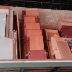 LOTE 024 - 01  LOTE COM PORTAS EM MADEIRA ,PORTAIS EM MADEIRA E GAVETAS (NO ESTADO, NÃO SABEMOS SE FUNCIONA. LEILÃO NÃO TEM GARANTIA E NEM DEVOLUÇÃO).