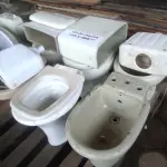 LOTE 068 - 05 VASOS SANITÁRIOS SENDO 02 COM CAIXA ACOPLADAS ,01 BIDÊ (NO ESTADO, NÃO SABEMOS SE FUNCIONA. LEILÃO NÃO TEM GARANTIA E NEM DEVOLUÇÃO).
