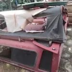 LOTE 031 - 02 CAPOTAS PARA CAMIONETE SENDO 01 CAPOTA DE FIBRA E UM PORTA DE CAMINHÃO MERCEDES (NO ESTADO, NÃO SABEMOS SE FUNCIONA. LEILÃO NÃO TEM GARANTIA E NEM DEVOLUÇÃO).