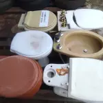 LOTE 065 - 01 LOTE COM 04 VASOS SANITÁRIOS E 02 BIDÊS (NO ESTADO, NÃO SABEMOS SE FUNCIONA. LEILÃO NÃO TEM GARANTIA E NEM DEVOLUÇÃO).