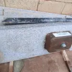 LOTE 029 - 01 PIA EM MÁRMORE E 02 PEDRAS DE MÁRMORE (NO ESTADO, NÃO SABEMOS SE FUNCIONA. LEILÃO NÃO TEM GARANTIA E NEM DEVOLUÇÃO).