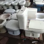 LOTE 069 - 08 VASOS SANITÁRIOS SENDO 02 VASOS COM CAIXAS ACOPLADAS (NO ESTADO, NÃO SABEMOS SE FUNCIONA. LEILÃO NÃO TEM GARANTIA E NEM DEVOLUÇÃO).