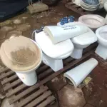 LOTE 070 - 03 VASOS SANITÁRIOS E 02 BIDÊS (NO ESTADO, NÃO SABEMOS SE FUNCIONA. LEILÃO NÃO TEM GARANTIA E NEM DEVOLUÇÃO).