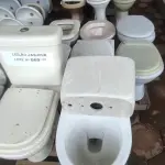 LOTE 069 - 08 VASOS SANITÁRIOS SENDO 02 VASOS COM CAIXAS ACOPLADAS (NO ESTADO, NÃO SABEMOS SE FUNCIONA. LEILÃO NÃO TEM GARANTIA E NEM DEVOLUÇÃO).