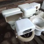 LOTE 068 - 05 VASOS SANITÁRIOS SENDO 02 COM CAIXA ACOPLADAS ,01 BIDÊ (NO ESTADO, NÃO SABEMOS SE FUNCIONA. LEILÃO NÃO TEM GARANTIA E NEM DEVOLUÇÃO).