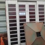 LOTE 060 - 01 PORTA DE FERRO E VIDRO E 01 COIFA EM FERRO (NO ESTADO, NÃO SABEMOS SE FUNCIONA. LEILÃO NÃO TEM GARANTIA E NEM DEVOLUÇÃO).