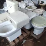 LOTE 069 - 08 VASOS SANITÁRIOS SENDO 02 VASOS COM CAIXAS ACOPLADAS (NO ESTADO, NÃO SABEMOS SE FUNCIONA. LEILÃO NÃO TEM GARANTIA E NEM DEVOLUÇÃO).