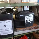 LOTE 131 - 08 CAIXAS COM AMOSTRAS DE PEDRAS, 01 RELÓGIO DE PONTO, 01 PERFURADOR DE PAPEL, AMOSTRAS DE PISO, 01 CAIXA COM FECHADURAS, PUXADOR, GRAMPEADOR E TRILHOS PARA GAVETAS. (NO ESTADO, LEILÃO NÃO TEM GARANTIA E NEM DEVOLUÇÃO, SUJEITO A POSSÍVEIS AVARIAS VISÍVEIS/OCULTAS E/OU AUSÊNCIA DE COMPONENTES).