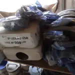 LOTE 009 - 10 ACENTOS PARA SANITÁRIOS, DISPENSES DE PAPEL E SABONETE, PIAS DE PLÁSTICO PARA BANHEIROS E SABONETEIRAS (NO ESTADO, NÃO SABEMOS SE FUNCIONA. LEILÃO NÃO TEM GARANTIA E NEM DEVOLUÇÃO).
