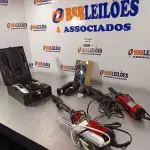 LOTE 060 - 01 LOTE COM VÁRIAS MÁQUINAS DE CORTAR CABELO, ESCOVA ROTATIVA, CHAPINHA E BABY LISE INCOMPLETOS. (NO ESTADO, LEILÃO NÃO TEM GARANTIA E NEM DEVOLUÇÃO, SUJEITO A POSSÍVEIS AVARIAS VISÍVEIS/OCULTAS E/OU AUSÊNCIA DE COMPONENTES).