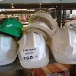 LOTE 160 - 01 LOTE COM CAPACETES DE SEGURANÇA NO TRABALHO E ABAFADORES DE OUVIDO MARCAS E MODELOS DIVERSOS. (NO ESTADO, LEILÃO NÃO TEM GARANTIA E NEM DEVOLUÇÃO, SUJEITO A POSSÍVEIS AVARIAS VISÍVEIS/OCULTAS E/OU AUSÊNCIA DE COMPONENTES).
