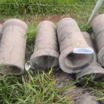 LOTE 085 - 14 MANILHAS DE CONCRETO 60CM (NO ESTADO, NÃO SABEMOS SE FUNCIONA. LEILÃO NÃO TEM GARANTIA E NEM DEVOLUÇÃO).