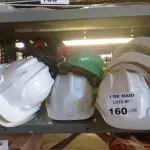 LOTE 160 - 01 LOTE COM CAPACETES DE SEGURANÇA NO TRABALHO E ABAFADORES DE OUVIDO MARCAS E MODELOS DIVERSOS. (NO ESTADO, LEILÃO NÃO TEM GARANTIA E NEM DEVOLUÇÃO, SUJEITO A POSSÍVEIS AVARIAS VISÍVEIS/OCULTAS E/OU AUSÊNCIA DE COMPONENTES).