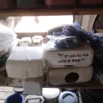 LOTE 009 - 10 ACENTOS PARA SANITÁRIOS, DISPENSES DE PAPEL E SABONETE, PIAS DE PLÁSTICO PARA BANHEIROS E SABONETEIRAS (NO ESTADO, NÃO SABEMOS SE FUNCIONA. LEILÃO NÃO TEM GARANTIA E NEM DEVOLUÇÃO).