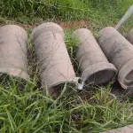 LOTE 085 - 14 MANILHAS DE CONCRETO 60CM (NO ESTADO, NÃO SABEMOS SE FUNCIONA. LEILÃO NÃO TEM GARANTIA E NEM DEVOLUÇÃO).