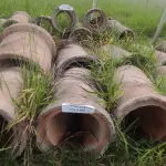 LOTE 087 - 14 MANILHAS DE CONCRETO DE 90CM (NO ESTADO, NÃO SABEMOS SE FUNCIONA. LEILÃO NÃO TEM GARANTIA E NEM DEVOLUÇÃO).
