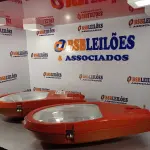 LOTE 155 - 02 LUMINÁRIAS PARA PÁTIO. (NO ESTADO, LEILÃO NÃO TEM GARANTIA E NEM DEVOLUÇÃO, SUJEITO A POSSÍVEIS AVARIAS VISÍVEIS/OCULTAS E/OU AUSÊNCIA DE COMPONENTES).