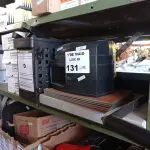 LOTE 131 - 08 CAIXAS COM AMOSTRAS DE PEDRAS, 01 RELÓGIO DE PONTO, 01 PERFURADOR DE PAPEL, AMOSTRAS DE PISO, 01 CAIXA COM FECHADURAS, PUXADOR, GRAMPEADOR E TRILHOS PARA GAVETAS. (NO ESTADO, LEILÃO NÃO TEM GARANTIA E NEM DEVOLUÇÃO, SUJEITO A POSSÍVEIS AVARIAS VISÍVEIS/OCULTAS E/OU AUSÊNCIA DE COMPONENTES).