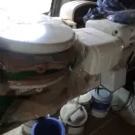 LOTE 009 - 10 ACENTOS PARA SANITÁRIOS, DISPENSES DE PAPEL E SABONETE, PIAS DE PLÁSTICO PARA BANHEIROS E SABONETEIRAS (NO ESTADO, NÃO SABEMOS SE FUNCIONA. LEILÃO NÃO TEM GARANTIA E NEM DEVOLUÇÃO).