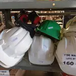 LOTE 160 - 01 LOTE COM CAPACETES DE SEGURANÇA NO TRABALHO E ABAFADORES DE OUVIDO MARCAS E MODELOS DIVERSOS. (NO ESTADO, LEILÃO NÃO TEM GARANTIA E NEM DEVOLUÇÃO, SUJEITO A POSSÍVEIS AVARIAS VISÍVEIS/OCULTAS E/OU AUSÊNCIA DE COMPONENTES).