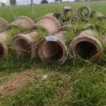 LOTE 087 - 14 MANILHAS DE CONCRETO DE 90CM (NO ESTADO, NÃO SABEMOS SE FUNCIONA. LEILÃO NÃO TEM GARANTIA E NEM DEVOLUÇÃO).