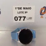 LOTE 077 - 01 RELÓGIO DE PULSO COM PULSEIRA AZUL. (NO ESTADO, LEILÃO NÃO TEM GARANTIA E NEM DEVOLUÇÃO, SUJEITO A POSSÍVEIS AVARIAS VISÍVEIS/OCULTAS E/OU AUSÊNCIA DE COMPONENTES).