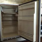 LOTE 124 - 01 FRIGOBAR 220V. (NO ESTADO, LEILÃO NÃO TEM GARANTIA E NEM DEVOLUÇÃO, SUJEITO A POSSÍVEIS AVARIAS VISÍVEIS/OCULTAS E/OU AUSÊNCIA DE COMPONENTES).