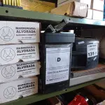 LOTE 131 - 08 CAIXAS COM AMOSTRAS DE PEDRAS, 01 RELÓGIO DE PONTO, 01 PERFURADOR DE PAPEL, AMOSTRAS DE PISO, 01 CAIXA COM FECHADURAS, PUXADOR, GRAMPEADOR E TRILHOS PARA GAVETAS. (NO ESTADO, LEILÃO NÃO TEM GARANTIA E NEM DEVOLUÇÃO, SUJEITO A POSSÍVEIS AVARIAS VISÍVEIS/OCULTAS E/OU AUSÊNCIA DE COMPONENTES).