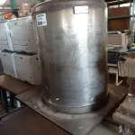 LOTE 260 - 01 TONEL EM AÇO INOX. (NO ESTADO, LEILÃO NÃO TEM GARANTIA E NEM DEVOLUÇÃO, SUJEITO A POSSÍVEIS AVARIAS VISÍVEIS/OCULTAS E/OU AUSÊNCIA DE COMPONENTES).