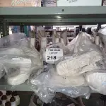 LOTE 218 - 09 PARES DE BOTINAS DE PVC NA COR BRANCA Nº34. (NO ESTADO, LEILÃO NÃO TEM GARANTIA E NEM DEVOLUÇÃO, SUJEITO A POSSÍVEIS AVARIAS VISÍVEIS/OCULTAS E/OU AUSÊNCIA DE COMPONENTES).