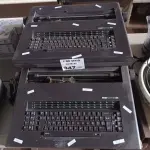 LOTE 347 - 03 MÁQUINAS DE ESCREVER ELETRÔNICAS MARCA REMTRONIC 2.000. (NO ESTADO, LEILÃO NÃO TEM GARANTIA E NEM DEVOLUÇÃO, SUJEITO A POSSÍVEIS AVARIAS VISÍVEIS/OCULTAS E/OU AUSÊNCIA DE COMPONENTES).