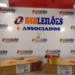 LOTE 326 - 12 LATAS DE ADESIVO PLÁSTICO 400G CINZA. (NO ESTADO, LEILÃO NÃO TEM GARANTIA E NEM DEVOLUÇÃO, SUJEITO A POSSÍVEIS AVARIAS VISÍVEIS/OCULTAS E/OU AUSÊNCIA DE COMPONENTES).