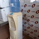 LOTE 286 - 01 BEBEDOURO PARA GARRAFÃO 220V. (NO ESTADO, LEILÃO NÃO TEM GARANTIA E NEM DEVOLUÇÃO, SUJEITO A POSSÍVEIS AVARIAS VISÍVEIS/OCULTAS E/OU AUSÊNCIA DE COMPONENTES).