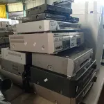 LOTE 433 - 01 LOTE COM VÁRIOS APARELHOS DE DVD E VIDEOCASSETE MARCAS E MODELOS DIVERSOS. (NO ESTADO, LEILÃO NÃO TEM GARANTIA E NEM DEVOLUÇÃO, SUJEITO A POSSÍVEIS AVARIAS VISÍVEIS/OCULTAS E/OU AUSÊNCIA DE COMPONENTES).