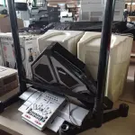 LOTE 342 - 04 CAIXAS DE SOM EM PVC INCOMPLETAS 02 TRIPÉS PARA CÂMERAS E ACESSÓRIOS PARA VIDEOGAME. (NO ESTADO, LEILÃO NÃO TEM GARANTIA E NEM DEVOLUÇÃO, SUJEITO A POSSÍVEIS AVARIAS VISÍVEIS/OCULTAS E/OU AUSÊNCIA DE COMPONENTES).