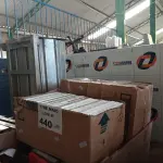 LOTE 440 - 01 LOTE COM GRANDE QUANTIDADE DE DVD E FITAS CASSETE DE TÍTULOS DIVERSOS. (NO ESTADO, LEILÃO NÃO TEM GARANTIA E NEM DEVOLUÇÃO, SUJEITO A POSSÍVEIS AVARIAS VISÍVEIS/OCULTAS E/OU AUSÊNCIA DE COMPONENTES).