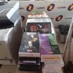 LOTE 463 - 01 LOTE COM GRANDE QUANTIDADE DE DVD E FITAS VHS DE TÍTULOS DIVERSOS. (NO ESTADO, LEILÃO NÃO TEM GARANTIA E NEM DEVOLUÇÃO, SUJEITO A POSSÍVEIS AVARIAS VISÍVEIS/OCULTAS E/OU AUSÊNCIA DE COMPONENTES).