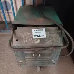 LOTE 234 - 01 MÁQUINA DE SOLDA SUPER 300 COM AVARIAS. (NO ESTADO, LEILÃO NÃO TEM GARANTIA E NEM DEVOLUÇÃO, SUJEITO A POSSÍVEIS AVARIAS VISÍVEIS/OCULTAS E/OU AUSÊNCIA DE COMPONENTES).