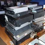 LOTE 489 - 12 APARELHOS DE DVD E 03 VIDEOCASSETES MARCAS E MODELOS DIVERSOS. (NO ESTADO, LEILÃO NÃO TEM GARANTIA E NEM DEVOLUÇÃO, SUJEITO A POSSÍVEIS AVARIAS VISÍVEIS/OCULTAS E/OU AUSÊNCIA DE COMPONENTES).