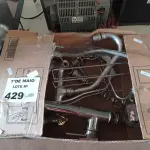 LOTE 429 - 02 TORNEIRAS EM METAL E VÁRIOS ACESSÓRIOS MARCAS E MODELOS DIVERSOS. (NO ESTADO, LEILÃO NÃO TEM GARANTIA E NEM DEVOLUÇÃO, SUJEITO A POSSÍVEIS AVARIAS VISÍVEIS/OCULTAS E/OU AUSÊNCIA DE COMPONENTES).