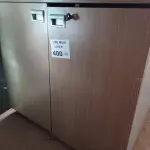 LOTE 400 - 01 ARMÁRIO BAIXO EM MADEIRA COM 02 PORTAS E 01 PRATELEIRA. (NO ESTADO, LEILÃO NÃO TEM GARANTIA E NEM DEVOLUÇÃO, SUJEITO A POSSÍVEIS AVARIAS VISÍVEIS/OCULTAS E/OU AUSÊNCIA DE COMPONENTES).