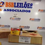 LOTE 295 - 12 LATAS DE ADESIVO PLÁSTICO 400G CINZA. (NO ESTADO, LEILÃO NÃO TEM GARANTIA E NEM DEVOLUÇÃO, SUJEITO A POSSÍVEIS AVARIAS VISÍVEIS/OCULTAS E/OU AUSÊNCIA DE COMPONENTES).