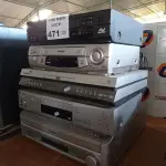 LOTE 471 - 03 APARELHOS DE DVD E 02 VIDEOCASSETES MARCAS E MODELOS DIVERSOS PARA RETIRADA DE PEÇAS. (NO ESTADO, LEILÃO NÃO TEM GARANTIA E NEM DEVOLUÇÃO, SUJEITO A POSSÍVEIS AVARIAS VISÍVEIS/OCULTAS E/OU AUSÊNCIA DE COMPONENTES).