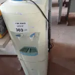 LOTE 303 - 01 BEBEDOURO PARA GARRAFÃO SEM A IDENTIFICAÇÃO DE VOLTAGEM. (NO ESTADO, LEILÃO NÃO TEM GARANTIA E NEM DEVOLUÇÃO, SUJEITO A POSSÍVEIS AVARIAS VISÍVEIS/OCULTAS E/OU AUSÊNCIA DE COMPONENTES).