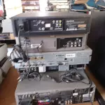 LOTE 471 - 03 APARELHOS DE DVD E 02 VIDEOCASSETES MARCAS E MODELOS DIVERSOS PARA RETIRADA DE PEÇAS. (NO ESTADO, LEILÃO NÃO TEM GARANTIA E NEM DEVOLUÇÃO, SUJEITO A POSSÍVEIS AVARIAS VISÍVEIS/OCULTAS E/OU AUSÊNCIA DE COMPONENTES).